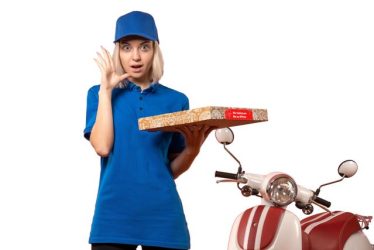 Kopie von front-view-female-courier-holding-pizza-box-pink 2 - Kopie